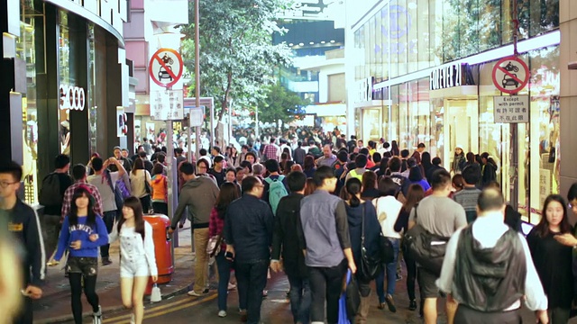 成群的人在香港岛购物视频素材