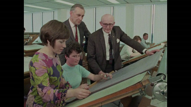 1969年在工程领域工作的妇女视频素材