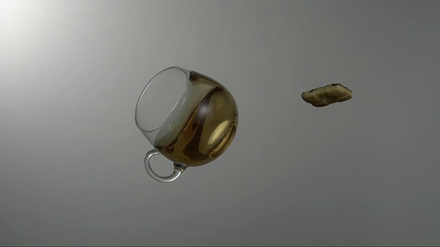 一杯茶和一块饼干在一个渐变的背景前飞过空气视频素材
