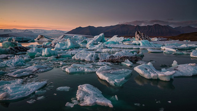 冰岛Jokulsarlon冰川湖中的冰山视频素材
