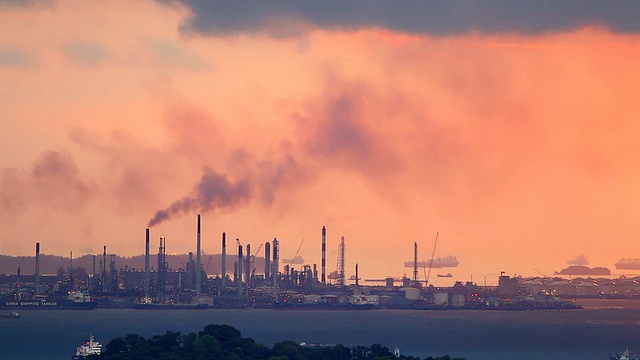 日落时，从工业区冒出的黑烟污染剪影。视频下载
