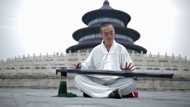洛杉矶艺术家在中国北京天坛演奏古琴视频下载