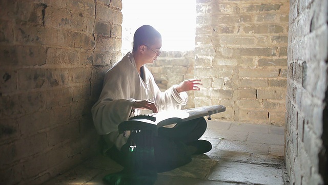 中国长城上弹奏古琴的艺术家视频素材