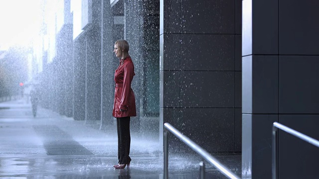 雨中的女商人(超级慢镜头)视频素材