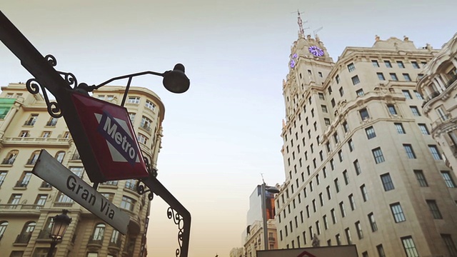 马德里的Gran via Metro标志视频素材