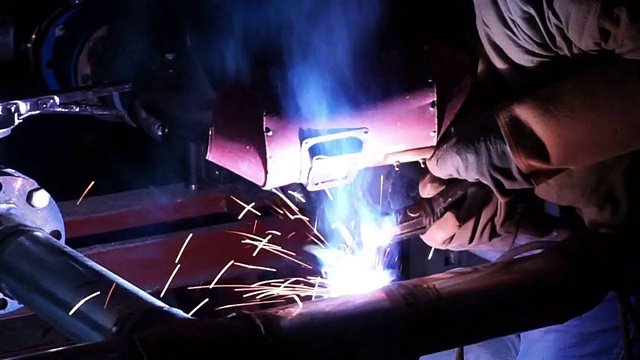 焊工在夜间焊接管道视频下载