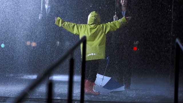 《雨中舞的小女孩视频素材