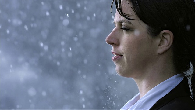女人在雨中湿透(超级慢镜头)视频素材