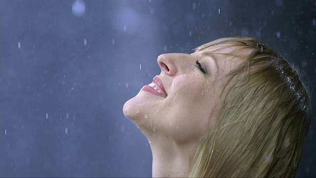 雨中的女人视频素材