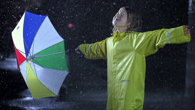 雨中的小女孩视频素材