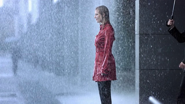 雨天，伤心的女人视频素材