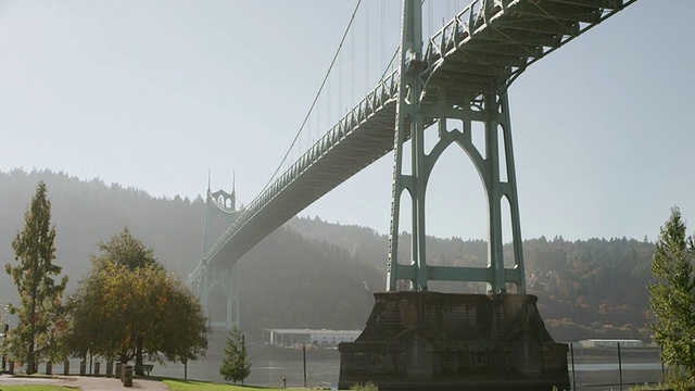 这是圣约翰大桥的大型钢吊桥，哥特式风格，耸立在威拉米特河上/美国俄勒冈州波特兰视频素材