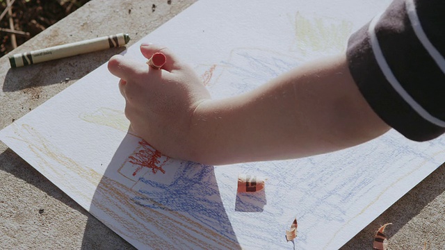 儿童用蜡笔涂色的照片/比弗顿，俄勒冈州，美国视频下载