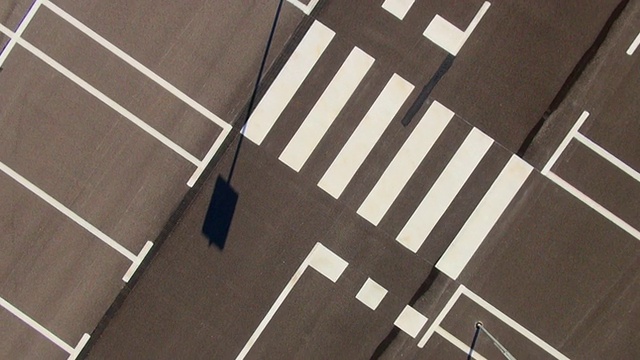 CU AERIAL ZO拍摄克罗地亚伊斯特里亚Porec新粉刷的停车场视频下载