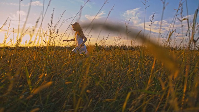 慢动作女孩在草地上奔跑视频素材