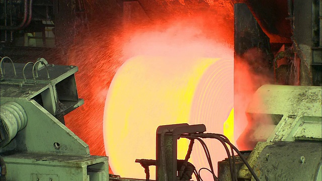 在铸造厂炼钢视频素材