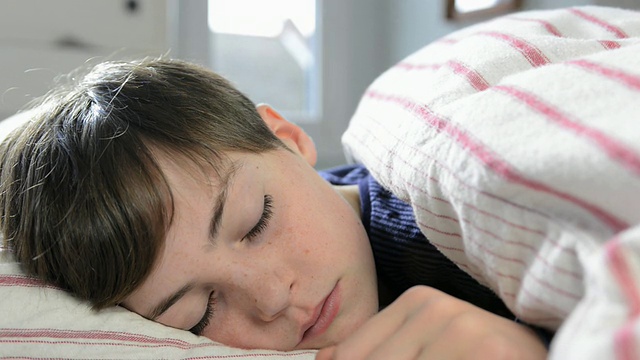 大伦敦，英国伦敦，男孩在床上看起来很累视频素材