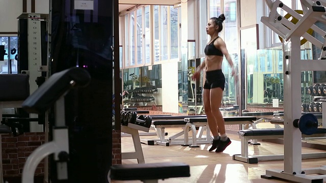 一位亚洲女性健身运动员在健身房做伸展运动视频素材