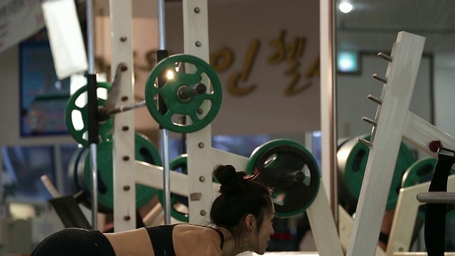 一个亚洲女性健身运动员在健身房做罗马尼亚硬举视频素材