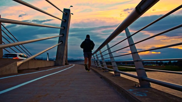 在黄昏的桥上慢跑视频素材