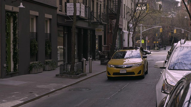 黄色出租车沿着西村街道驶来视频素材