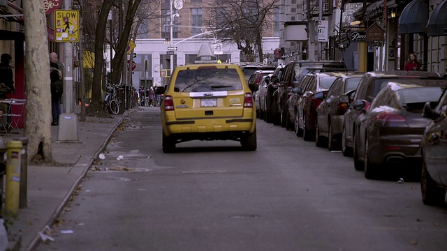 黄色出租车沿着西村街道行驶视频素材