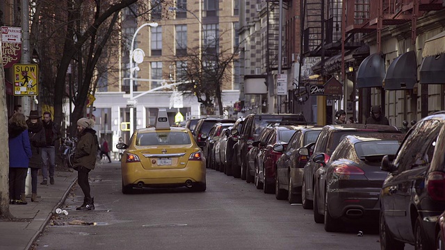 黄色出租车在繁忙的西村街道上搭载乘客视频素材
