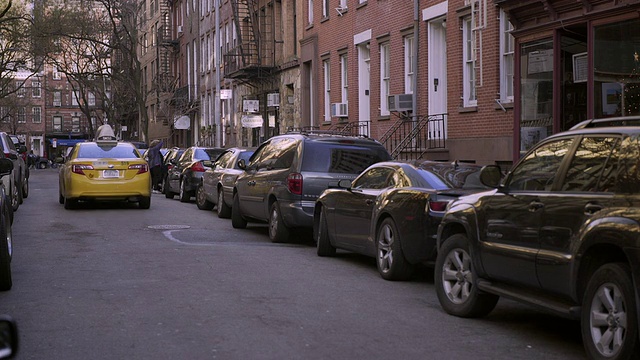 黄色出租车在狭窄的西村街道视频素材