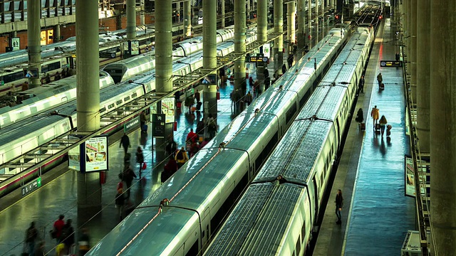马德里阿托查火车站火车的延时。视频素材
