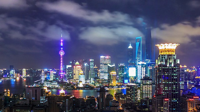 晚上上海的天际线、城市景观和交通，时间推移。视频素材