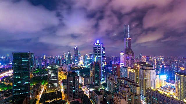 晚上上海的天际线、城市景观和交通，时间推移。视频素材