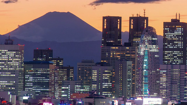 靠近M't fuji和新宿的城市景观在黄昏时光流逝视频素材