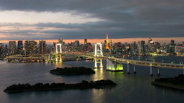 黄昏时分，东京塔和彩虹桥点亮时光流逝视频素材