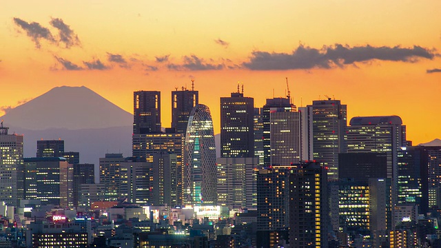 富士和新宿的城市景观时间在黄昏时流逝视频素材