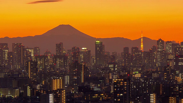 富士山和东京的建筑物在黄昏时点亮时光流逝视频素材