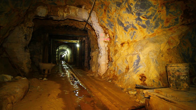 旧金矿的内部。视频下载