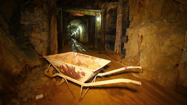旧金矿的内部。视频下载