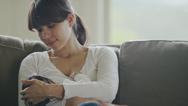 年轻的西班牙母亲正在母乳喂养她的孩子视频素材