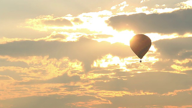 热气球在日出时飞行视频素材