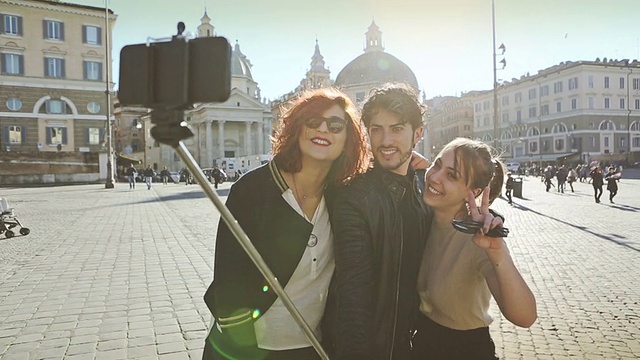 朋友们在罗马拿着自拍杆视频下载