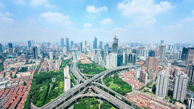 上海白天的现代城市景观，交通和天际线，时间推移。视频素材