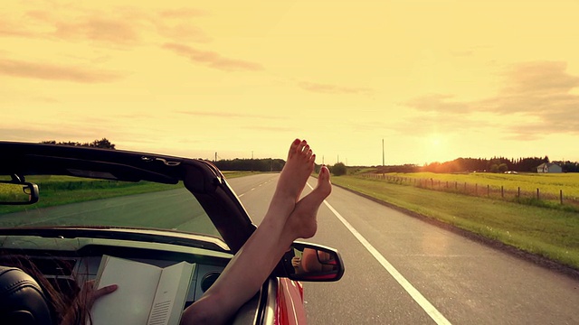 女人在高速公路上享受自由的汽车视频素材