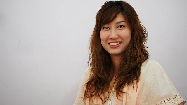 年轻的亚洲女性，典型的欢迎表情视频下载