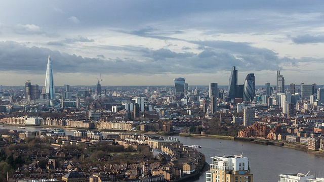 伦敦- CIRCA 2014:在一个多云和晴朗的日子里，从一个高水平的屋顶拍摄伦敦城市的时间推移视频素材