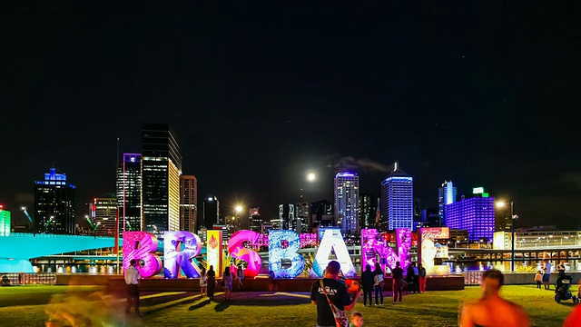 布里斯班中心商务区(来自南岸)在G20文化活动期间的延时，在晚上，全市范围内的互动灯光和投影装置。视频下载