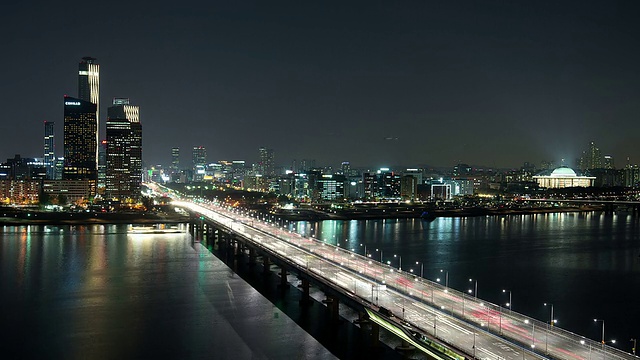 韩国首尔麻浦大桥上的交通情况视频素材