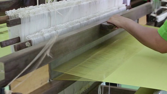 Hand_made_silk_weaving_Full高清视频素材