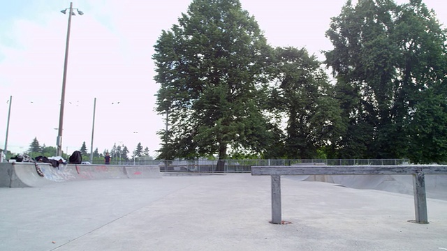 微软溜冰者在附近的溜冰公园溜冰视频下载