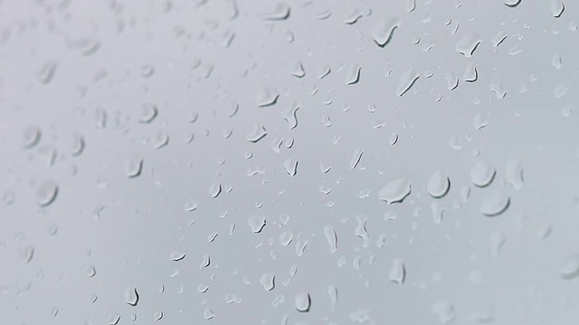 HD:从玻璃上滴下的水滴视频素材