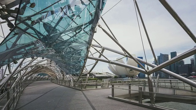 螺旋桥、滨海湾沙、艺术科学博物馆和新加坡滨海湾的天际线的超陷视频素材